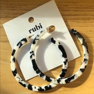 Black and White Marble Tortoise Hoop Earnings